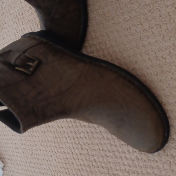 Clarks Woman Bendables Olive leather Ankle Boots with inside zip. SIZE 9 - Picture 3 of 10